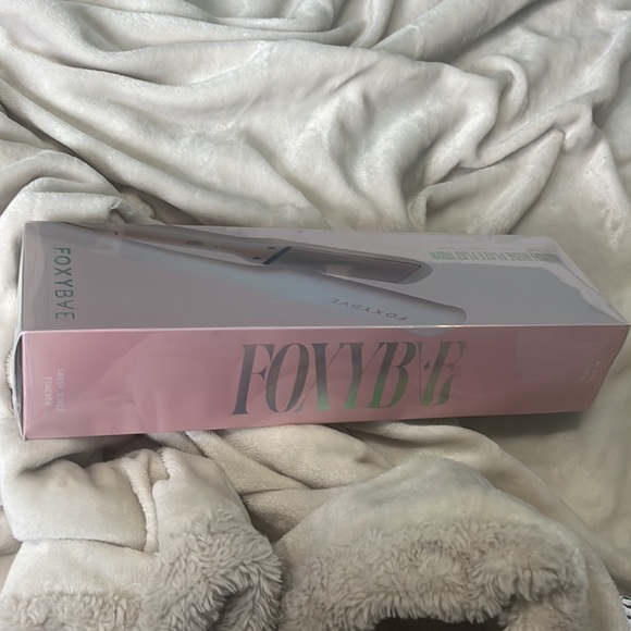 NIB: FOXYBAE Blush Wide Plate Flat Iron - Fast Hair Straightener - Picture 8 of 11